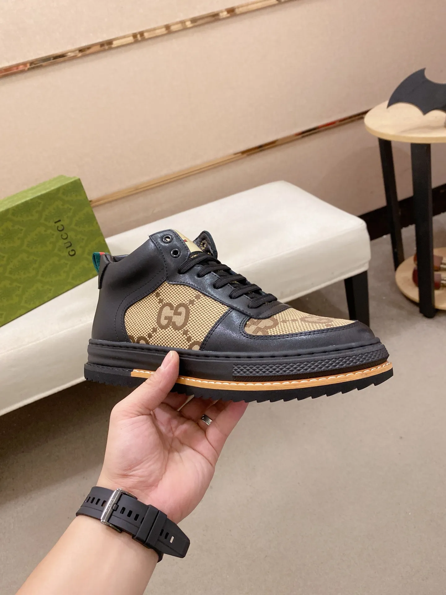 Factory price: 420💰 (GUCCI) The latest model from the official website🎁🎁Casual and fashionable men's shoes👟, hot style💥The version is simple and elegant, exclusive for trendy men. The unique latest brand elements from the official website👑Original Gucci decoration, fashionable and generous, the fabric is original cowhide ✅Mesh breathable lining, the official website specifies wear-resistant casual outsole, the classic model is taken in kind at the counter🎬38-44 (can be customized for 45 non-refundable)